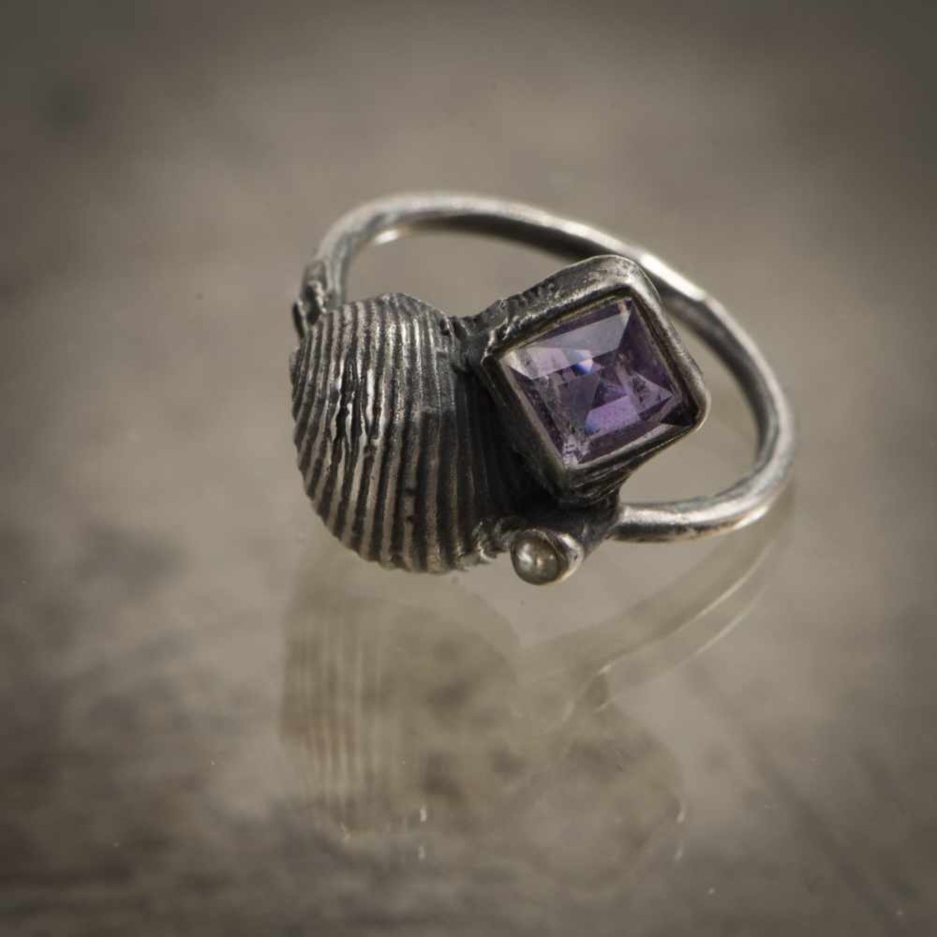 E. R. Nele, Ring, 1970sRing, 1970sSterling silver, pearl, amethyst. 2 gram. Inner circumference 52 - Bild 2 aus 3