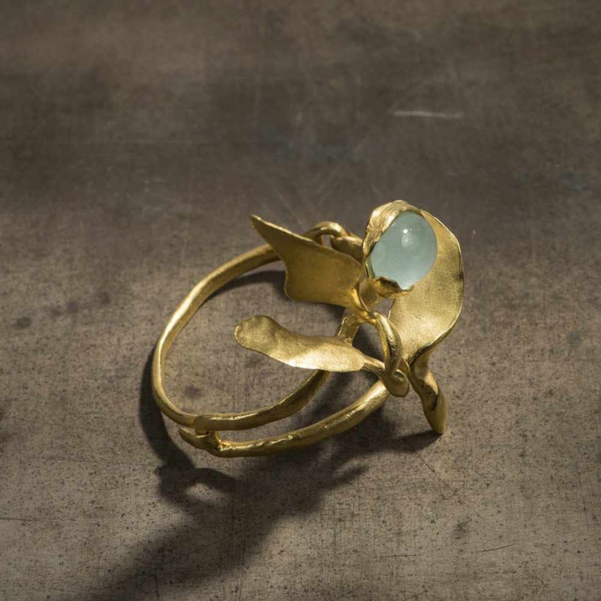 Peter Hassenpflug, Bangle, c. 1968Bangle, c. 196818ct yellow gold, moonstone. 97 grams. D. 5-6 cm. - Bild 2 aus 4