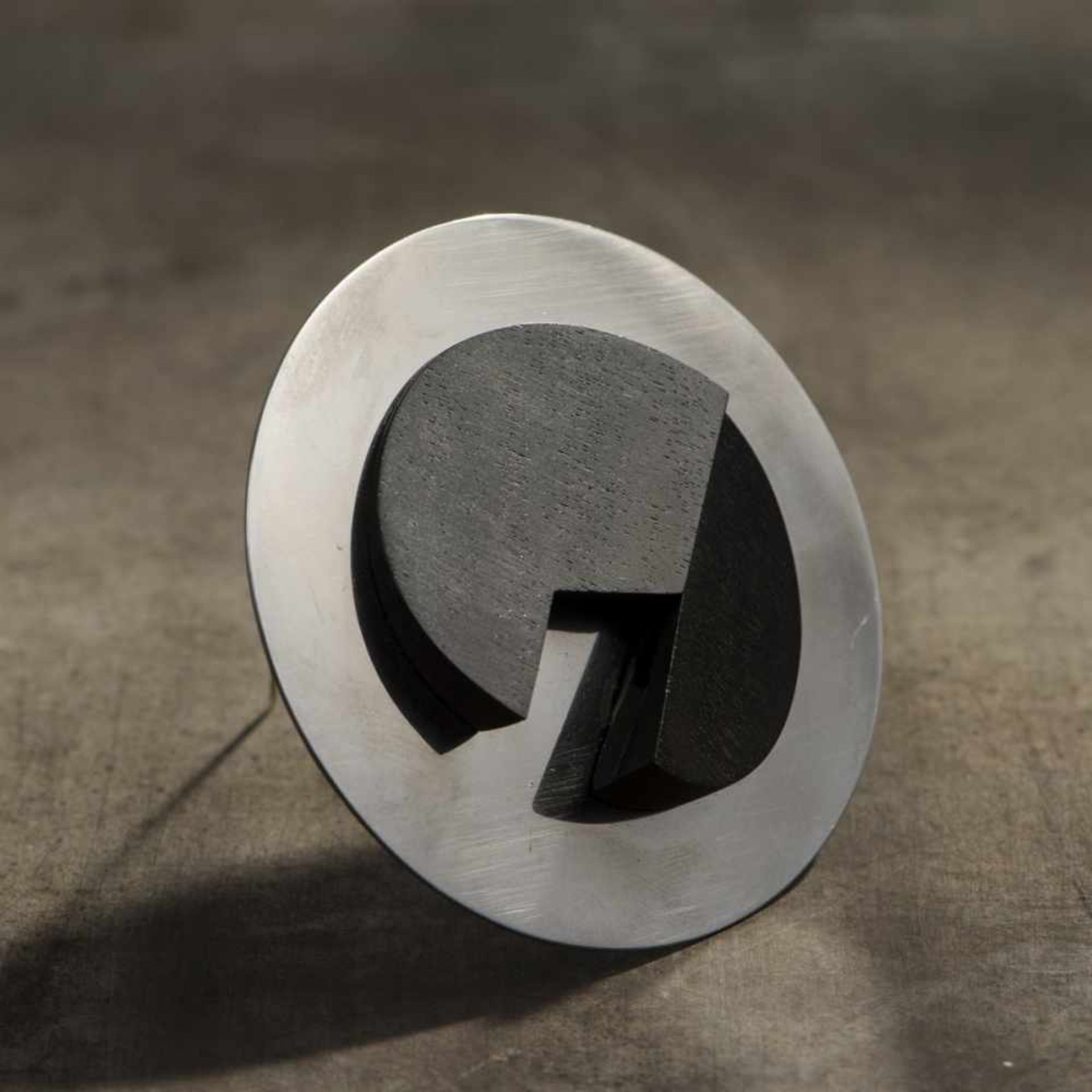 Karl-Heinz Reister, Brooch, 1970Brooch, 1970Metal, blackened wood. 24 grams. D. 6 cm. Signed: - Bild 2 aus 5