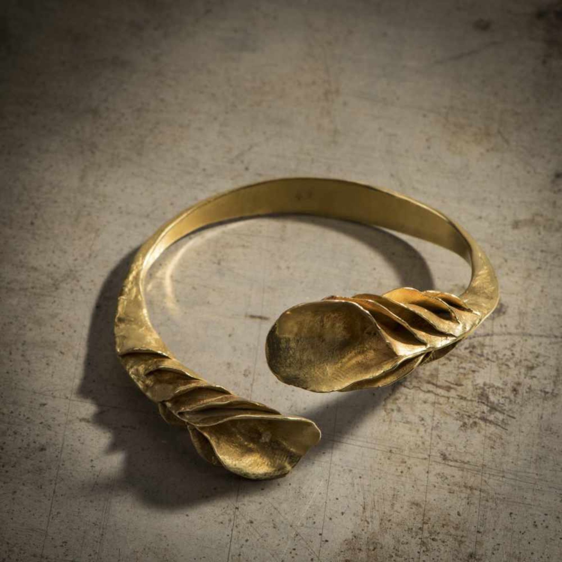 Peter Hassenpflug, Bangle, around 1968Bangle, around 196818ct yellow gold. 81 grams. D. 6-7 cm. - Bild 2 aus 4