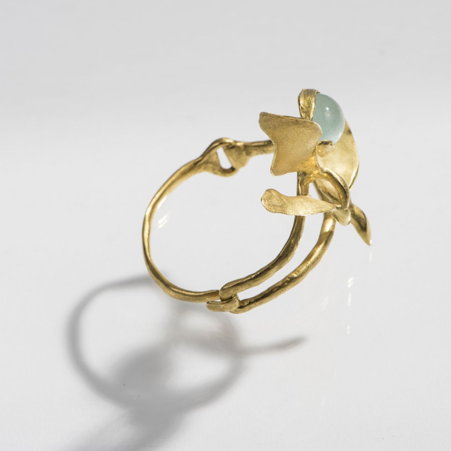 Peter Hassenpflug, Bangle, c. 1968Bangle, c. 196818ct yellow gold, moonstone. 97 grams. D. 5-6 cm. - Bild 4 aus 4