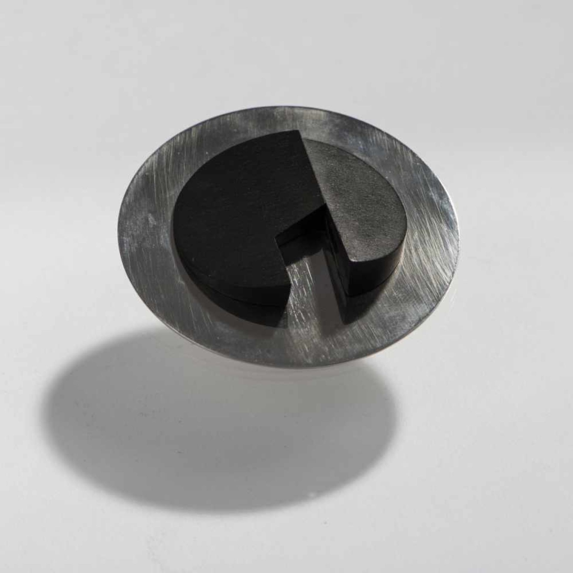 Karl-Heinz Reister, Brooch, 1970Brooch, 1970Metal, blackened wood. 24 grams. D. 6 cm. Signed: - Bild 3 aus 5