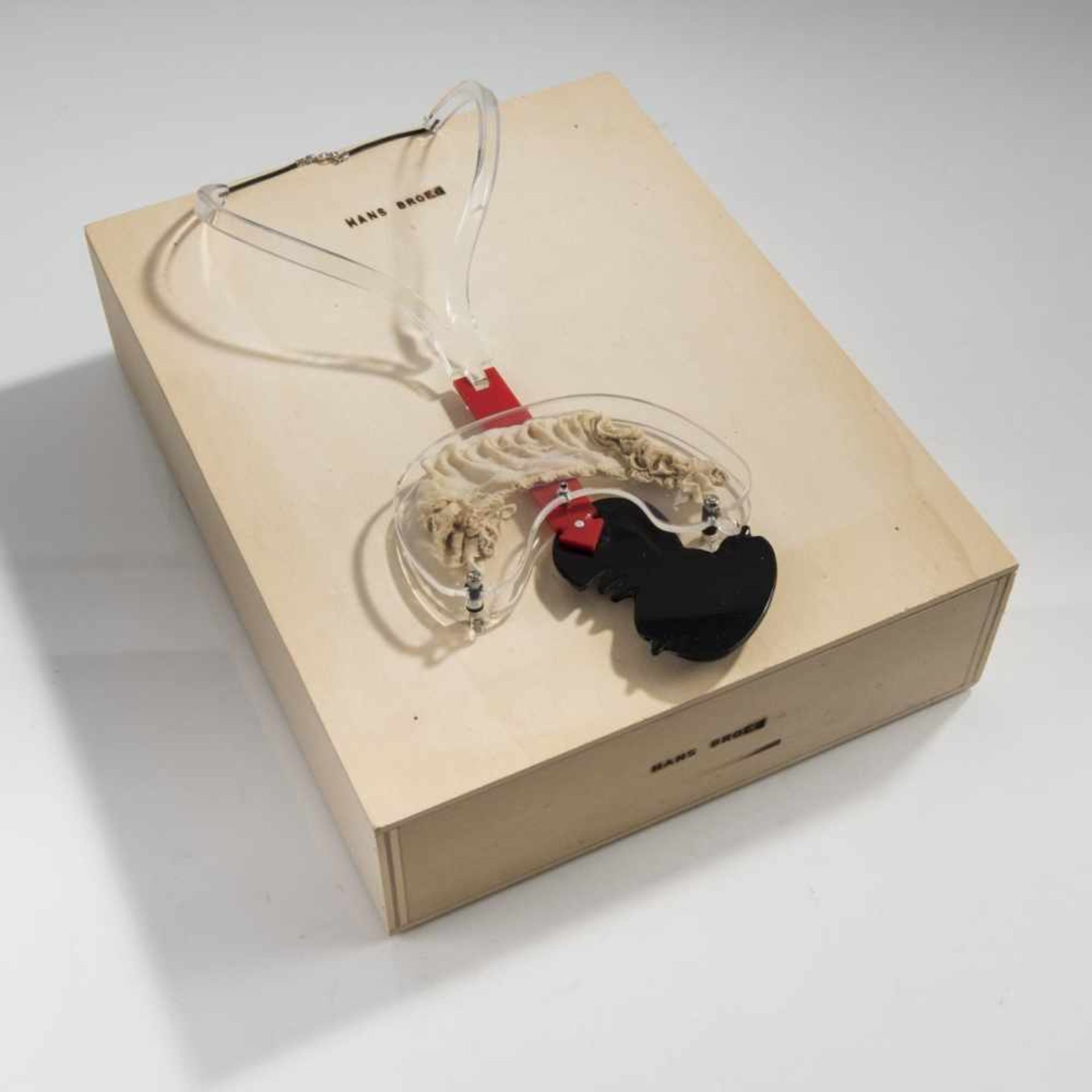 Hans Brög, Necklace, 1988Necklace, 1988Thermoplastics, acrylic glass. 177 grams. L. 37 cm. Signed: - Bild 3 aus 3