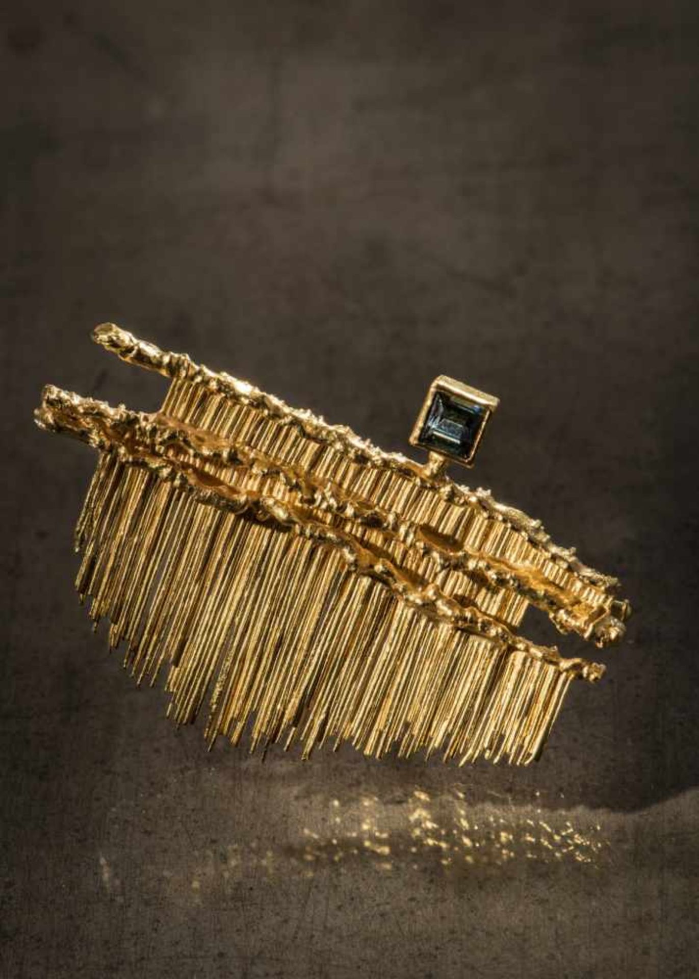 Klaus Ullrich, Brooch, c. 1960Brooch, c. 196021.6ct yellow gold, sapphire. 25 grams. 5.2 x 3.2 cm. - Bild 6 aus 8