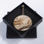 Jens Ashby, Pendant, 1970sPendant, 1970s14ct gold, agate. 47 grams. D. 6 cm. Signed: Maker's mark,