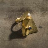 Karl-Heinz Reister, Ring, 1969Ring, 1969Gold, sapphire, pearl. 16 grams. Inner circumference 57