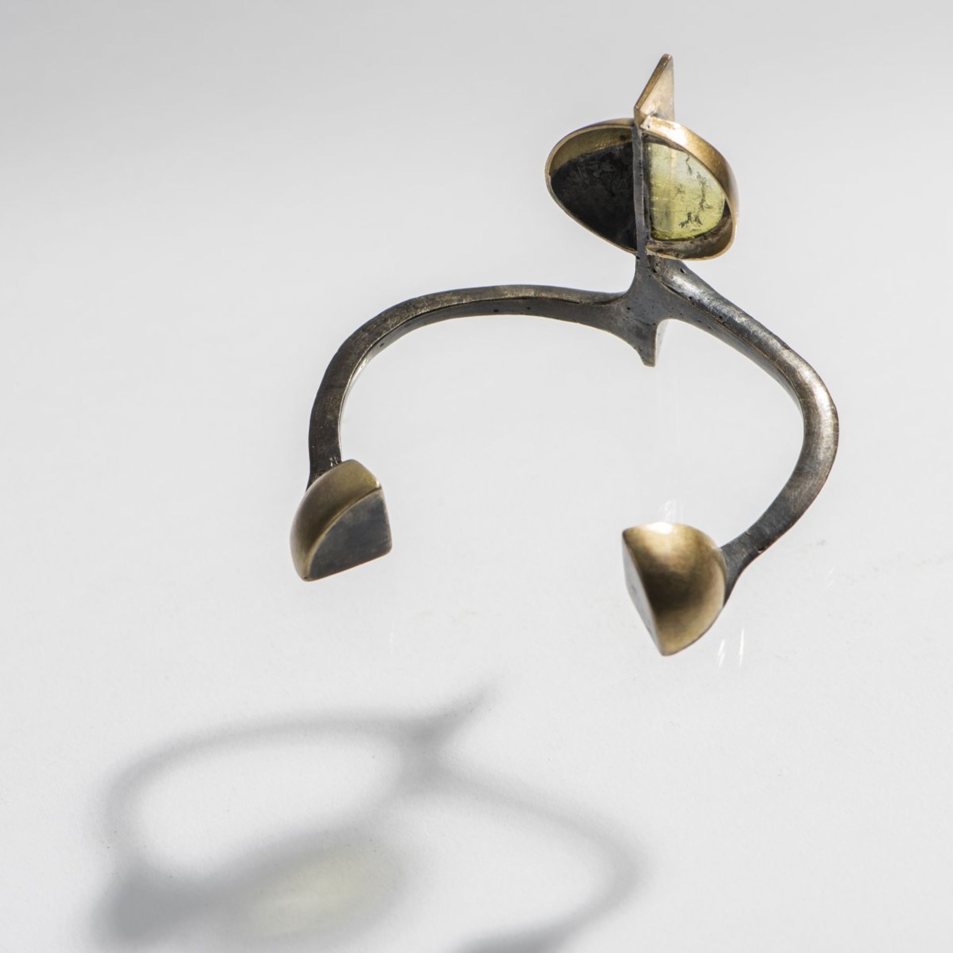 Klaus Ullrich, Bangle, c. 1980Bangle, c. 1980Silver, gold. 35 grams. D. 4.5-6 cm. Signed: 925, - Bild 4 aus 4