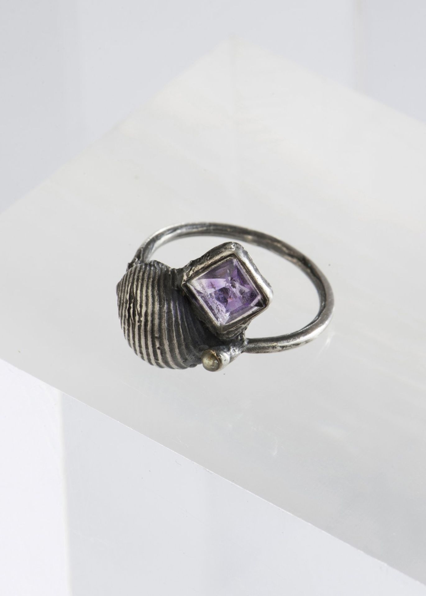 E. R. Nele, Ring, 1970sRing, 1970sSterling silver, pearl, amethyst. 2 gram. Inner circumference 52 - Bild 3 aus 3