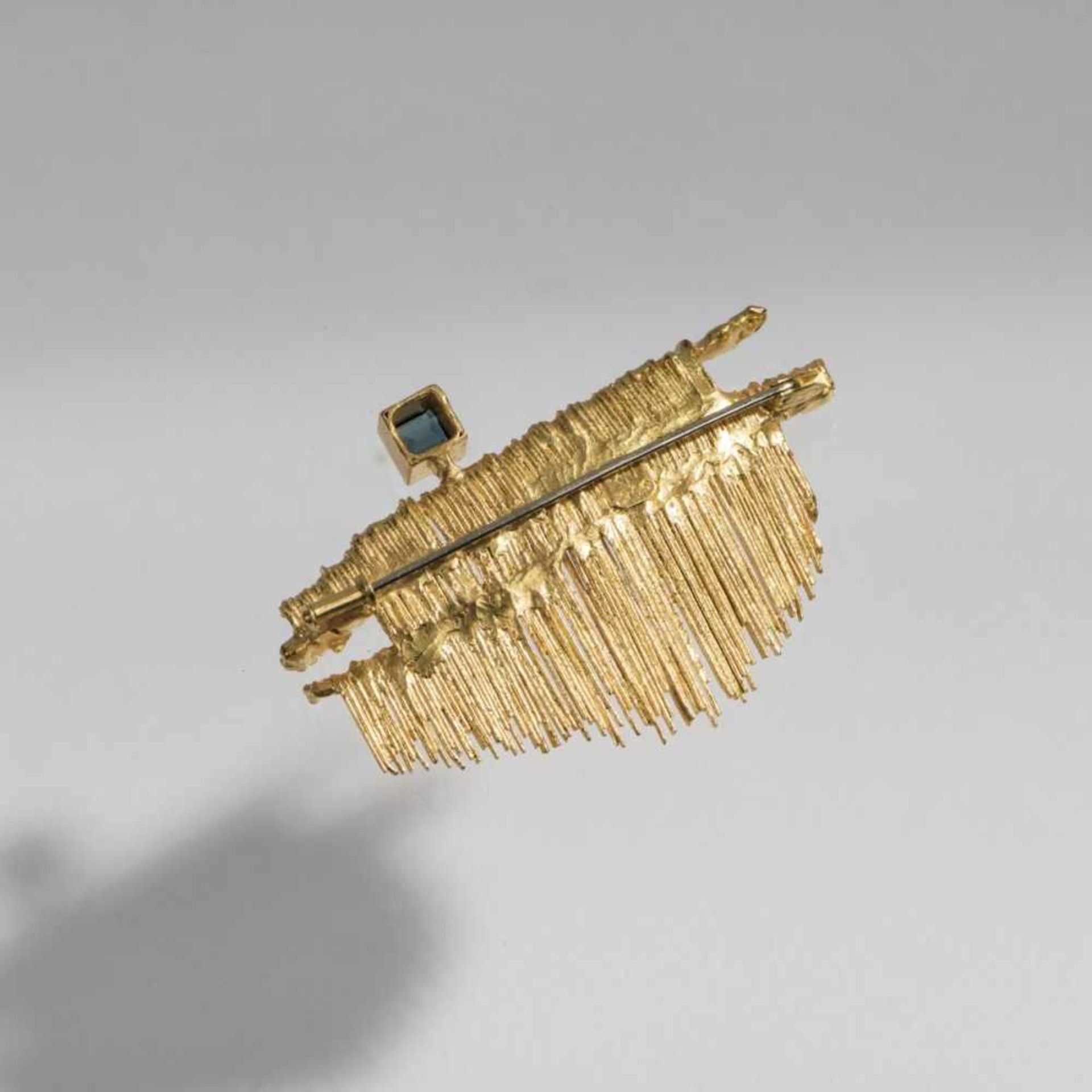 Klaus Ullrich, Brooch, c. 1960Brooch, c. 196021.6ct yellow gold, sapphire. 25 grams. 5.2 x 3.2 cm. - Bild 2 aus 8