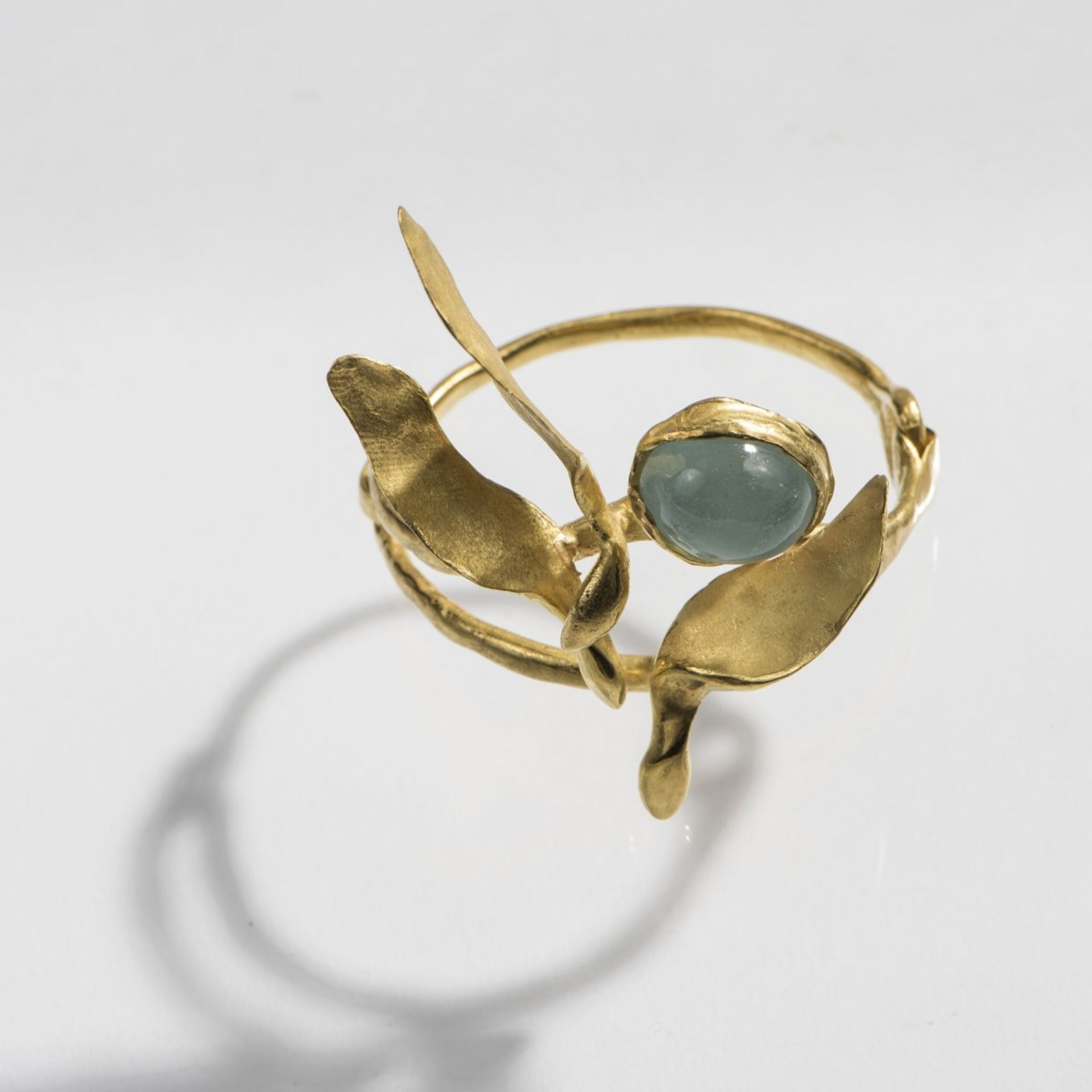 Peter Hassenpflug, Bangle, c. 1968Bangle, c. 196818ct yellow gold, moonstone. 97 grams. D. 5-6 cm. - Bild 3 aus 4