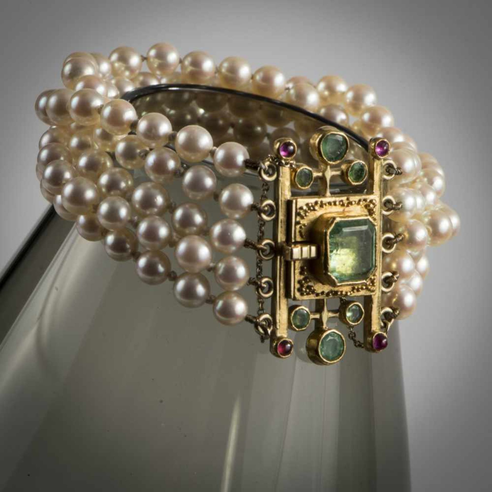 Hermann Jünger, Clasp with pearl bracelet, 1968Clasp with pearl bracelet, 1968Yellow gold, rubies,