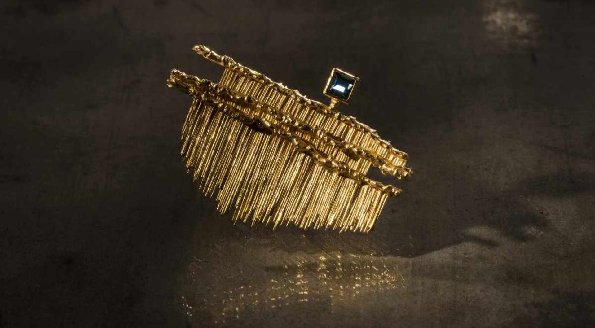 Klaus Ullrich, Brooch, c. 1960Brooch, c. 196021.6ct yellow gold, sapphire. 25 grams. 5.2 x 3.2 cm. - Bild 7 aus 8