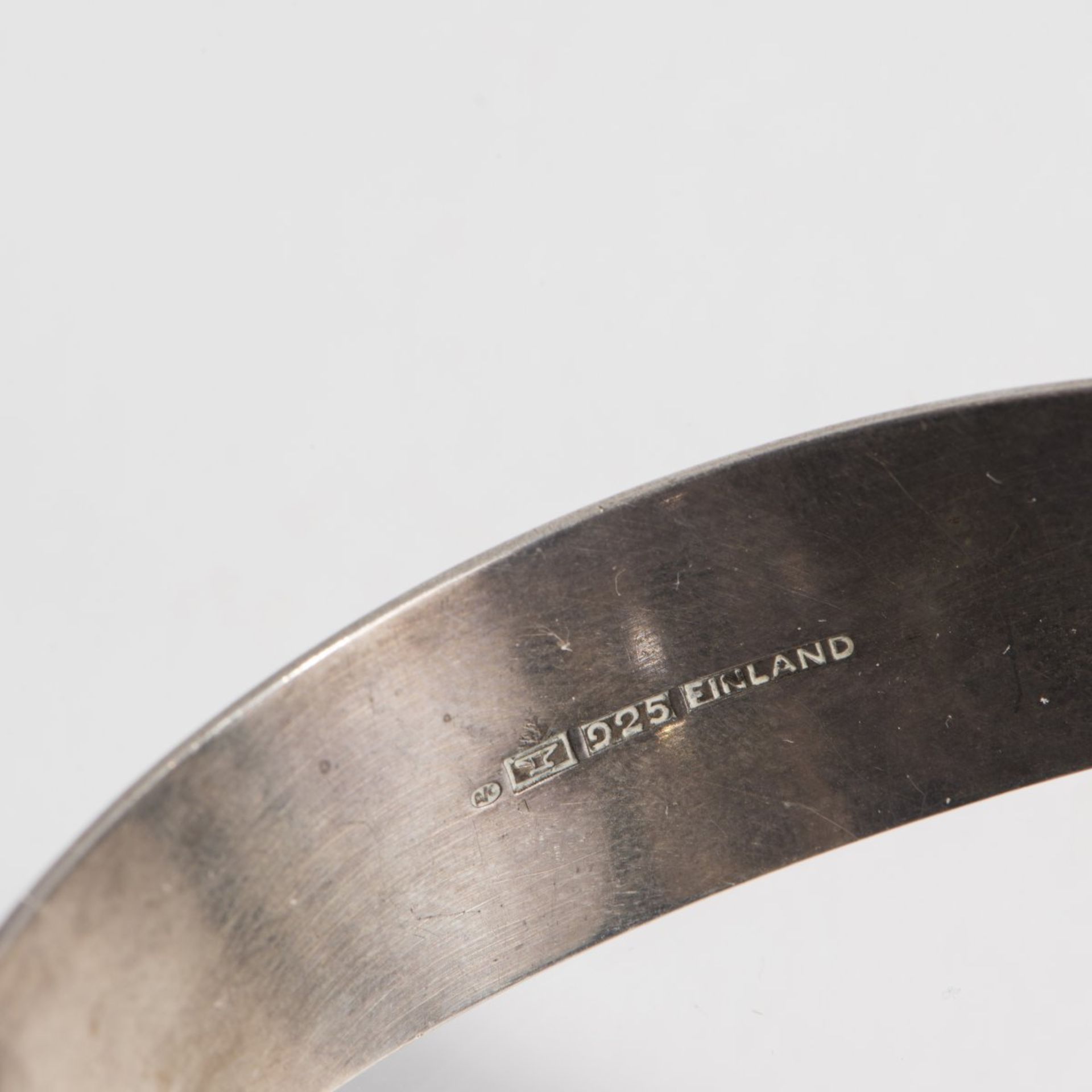 Elis Kauppi, Bangle, 1970sBangle, 1970sSterling silver, spectralite. 41 grams. D. 6 cm. Execution: - Bild 4 aus 4
