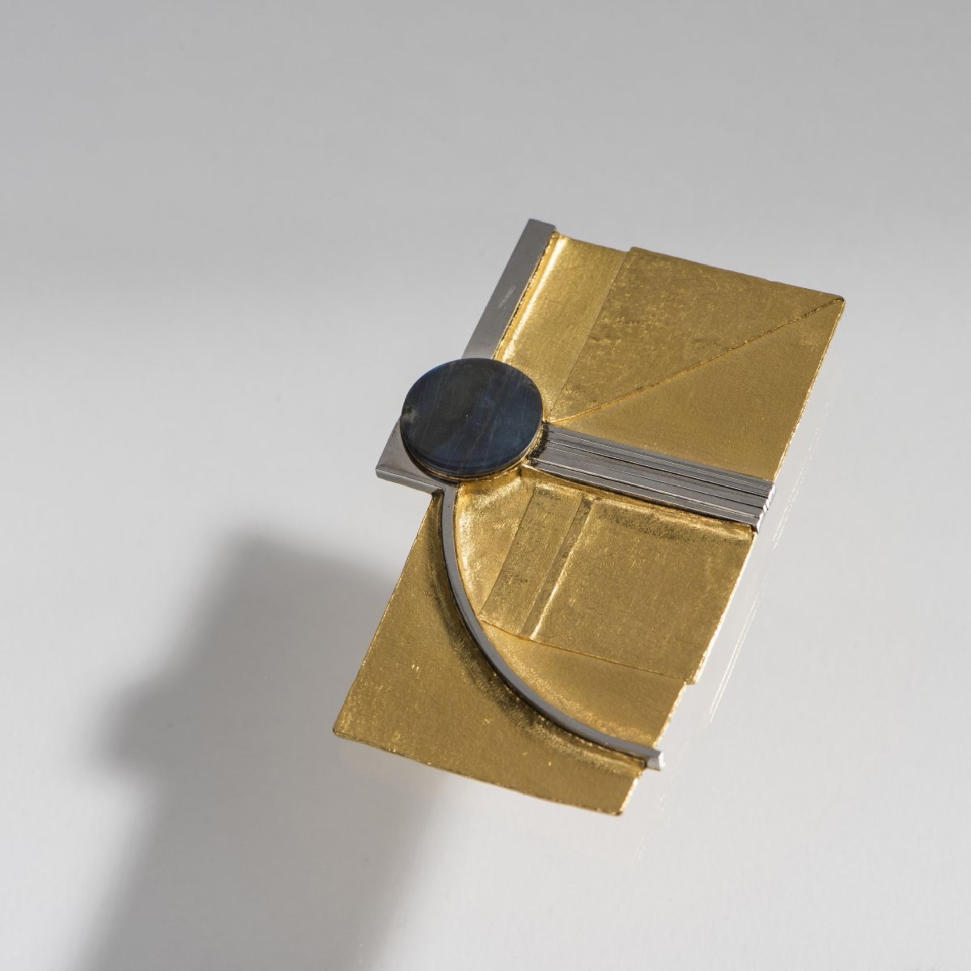 Klaus Ullrich, Brooch, 1969Brooch, 196921.6ct yellow gold, stainless steel, spectral. 50 grams. 7 - Bild 2 aus 3