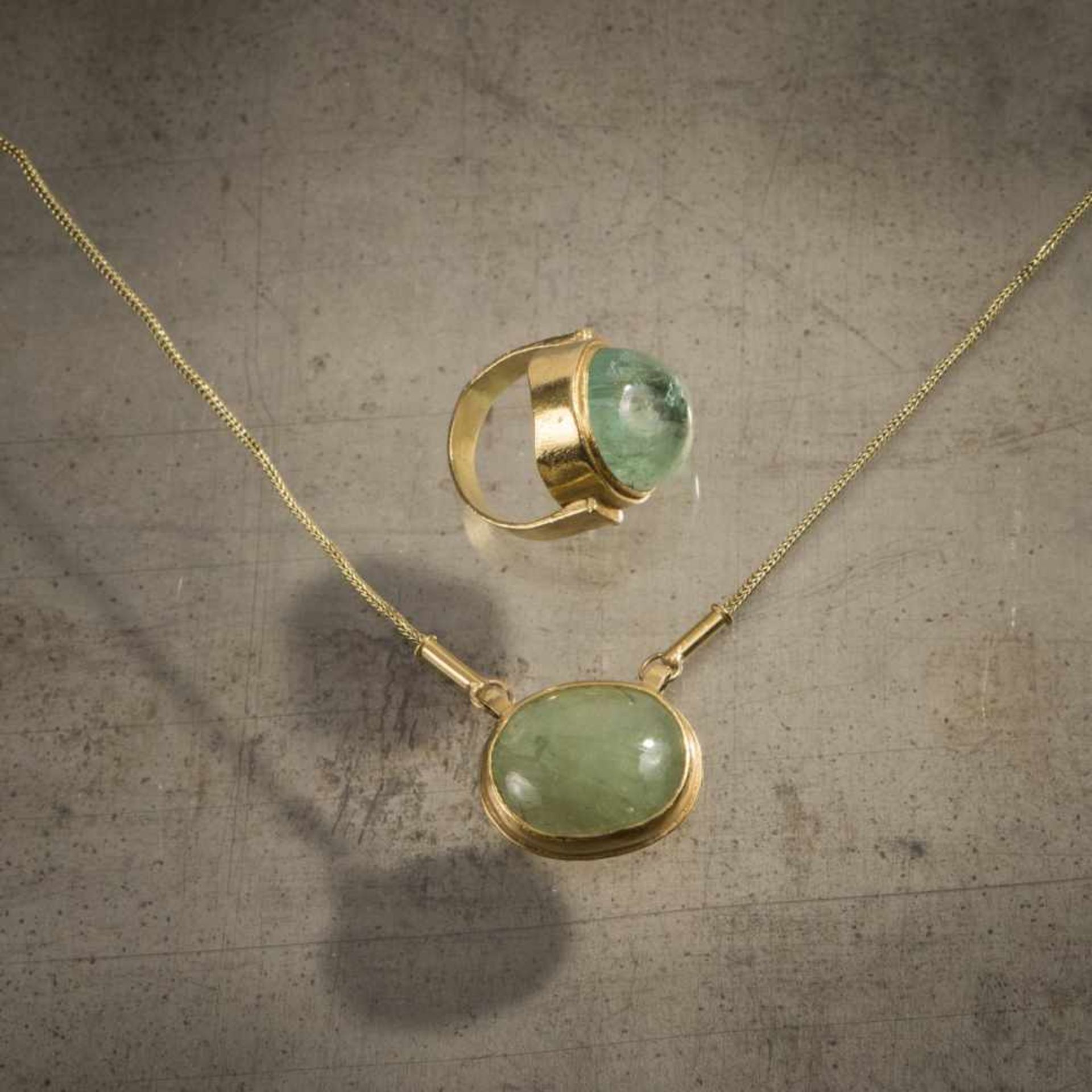 Hermann Jünger, Ring and necklace, 1970sRing and necklace, 1970sYellow gold, chrysoprase, - Bild 2 aus 4