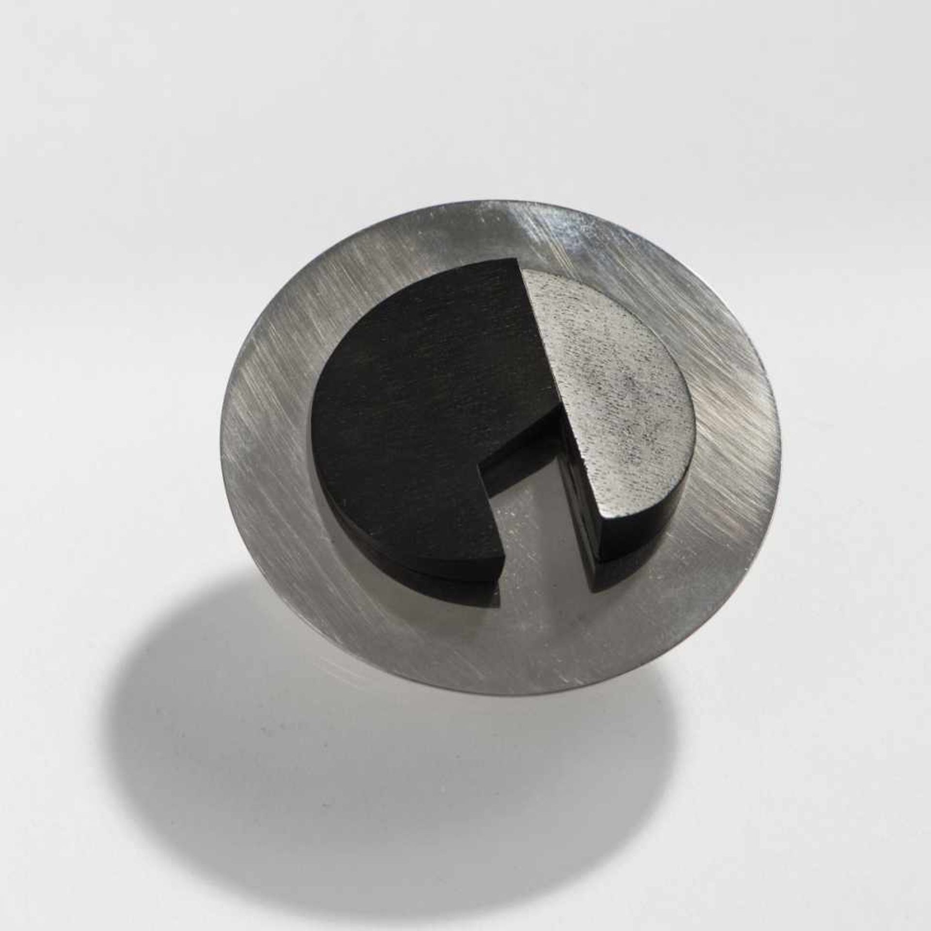 Karl-Heinz Reister, Brooch, 1970Brooch, 1970Metal, blackened wood. 24 grams. D. 6 cm. Signed: - Bild 5 aus 5