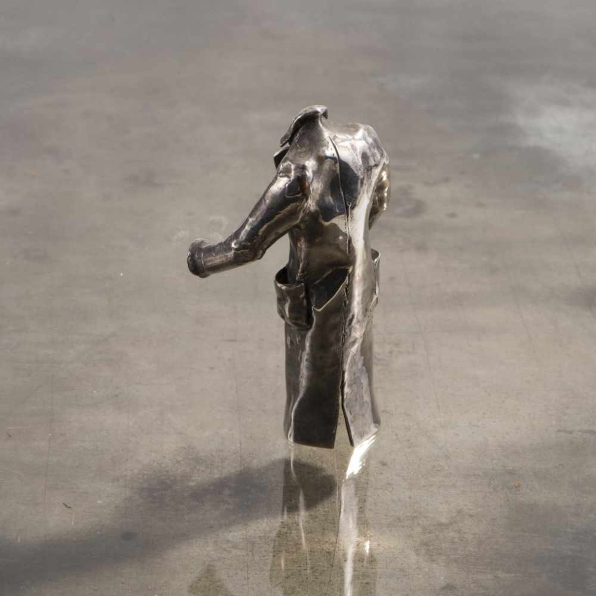 E. R. Nele, Sculpture (Coat), 1980sSculpture (Coat), 1980sSilver-plated metal. H. 11.2 cm. - Bild 2 aus 2