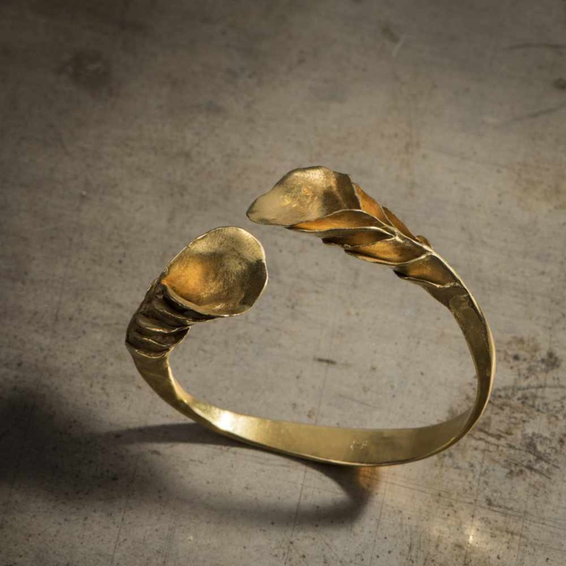 Peter Hassenpflug, Bangle, around 1968Bangle, around 196818ct yellow gold. 81 grams. D. 6-7 cm. - Bild 3 aus 4