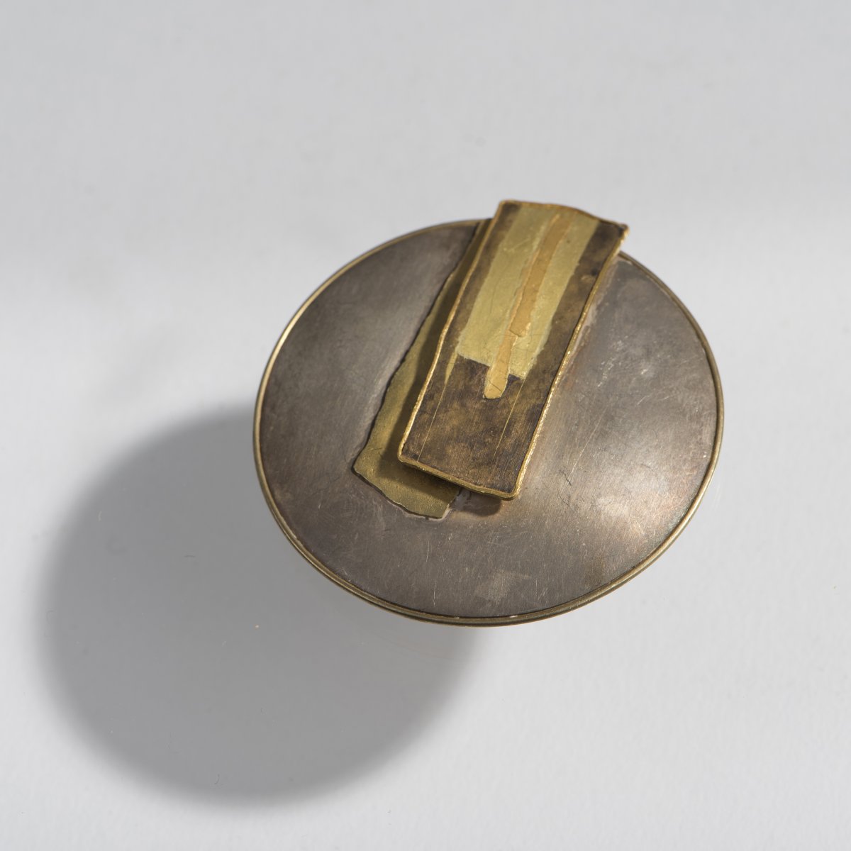 Miriam Sharlin, Brooch, 1977Brooch, 1977Gold, silver. 21 grams. D. 5 cm. Signed: Sharlin 77 ( - Image 3 of 3