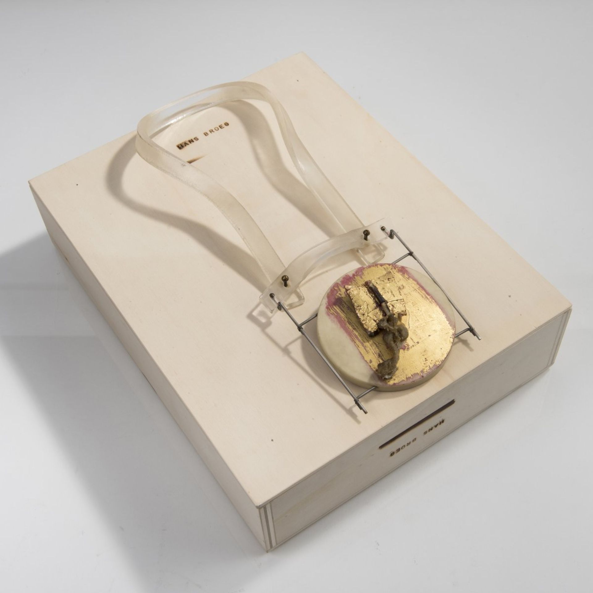 Hans Brög, Necklace, 1988Necklace, 1988Thermoplastics, nylon, wire, painted gold. 201 grams. L. 35 - Bild 3 aus 3