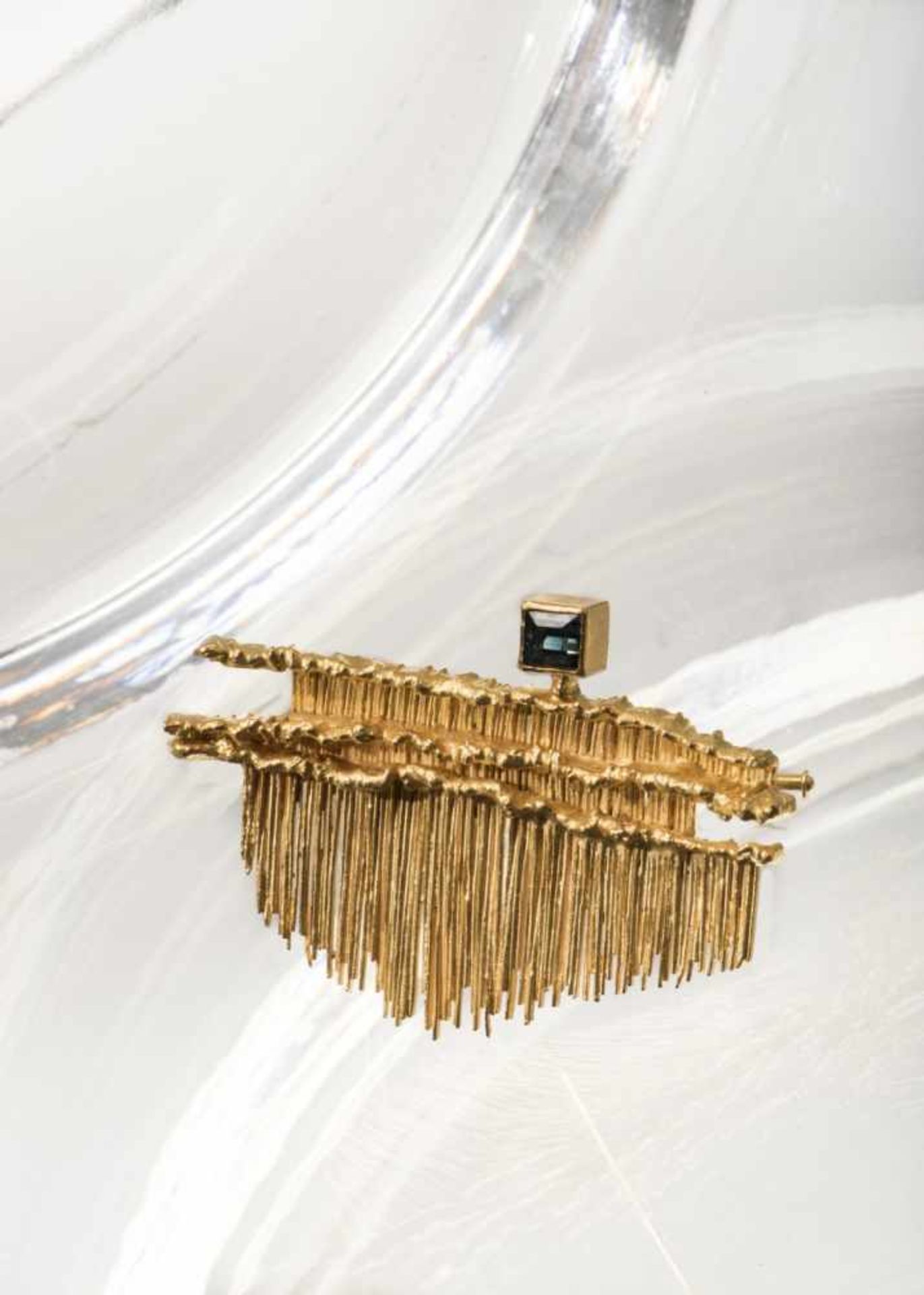 Klaus Ullrich, Brooch, c. 1960Brooch, c. 196021.6ct yellow gold, sapphire. 25 grams. 5.2 x 3.2 cm. - Bild 8 aus 8