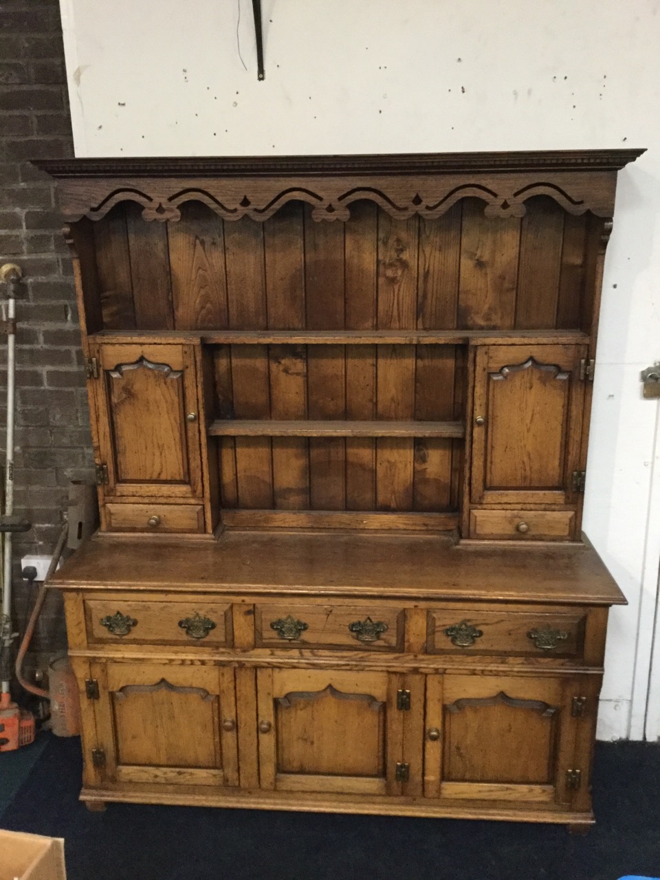 A Georgian style oak dresser, the delft rack with dentil cornice above a pierced waved apron, having - Image 3 of 3