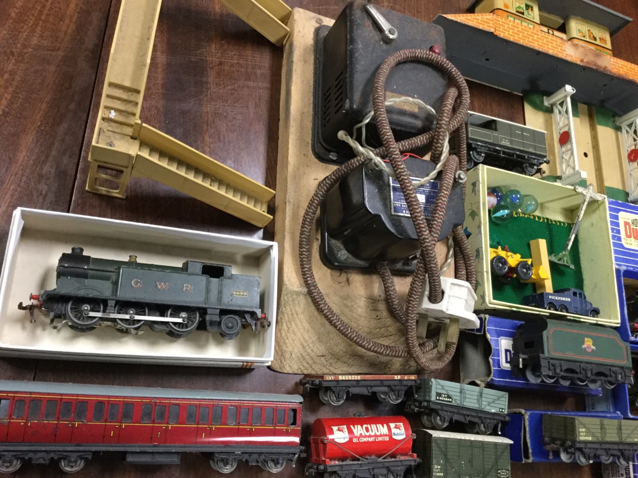 Miscellaneous Hornby Dublo pieces including a boxed Duchess of Montrose engine & tender, a boxed - Image 3 of 3