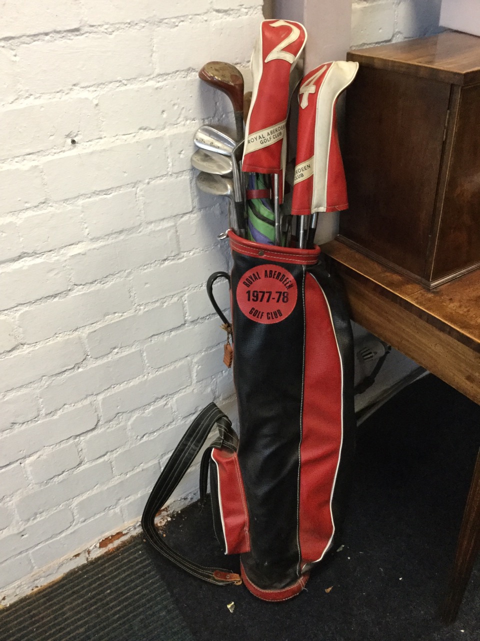 A set of Greensite Gradidge golf clubs in a Spalding bag, complete with golfing umbrella. (15)