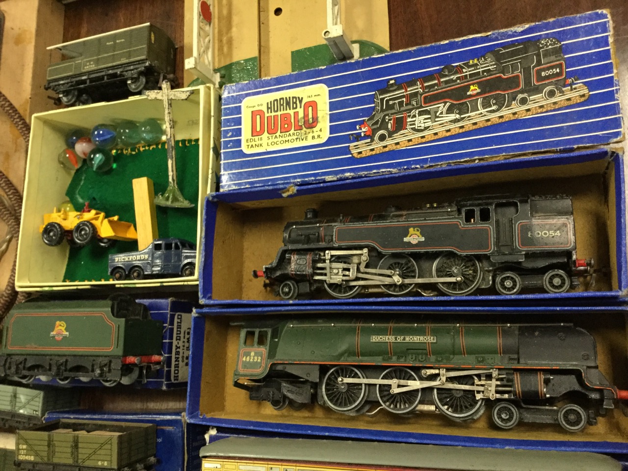Miscellaneous Hornby Dublo pieces including a boxed Duchess of Montrose engine & tender, a boxed - Image 2 of 3