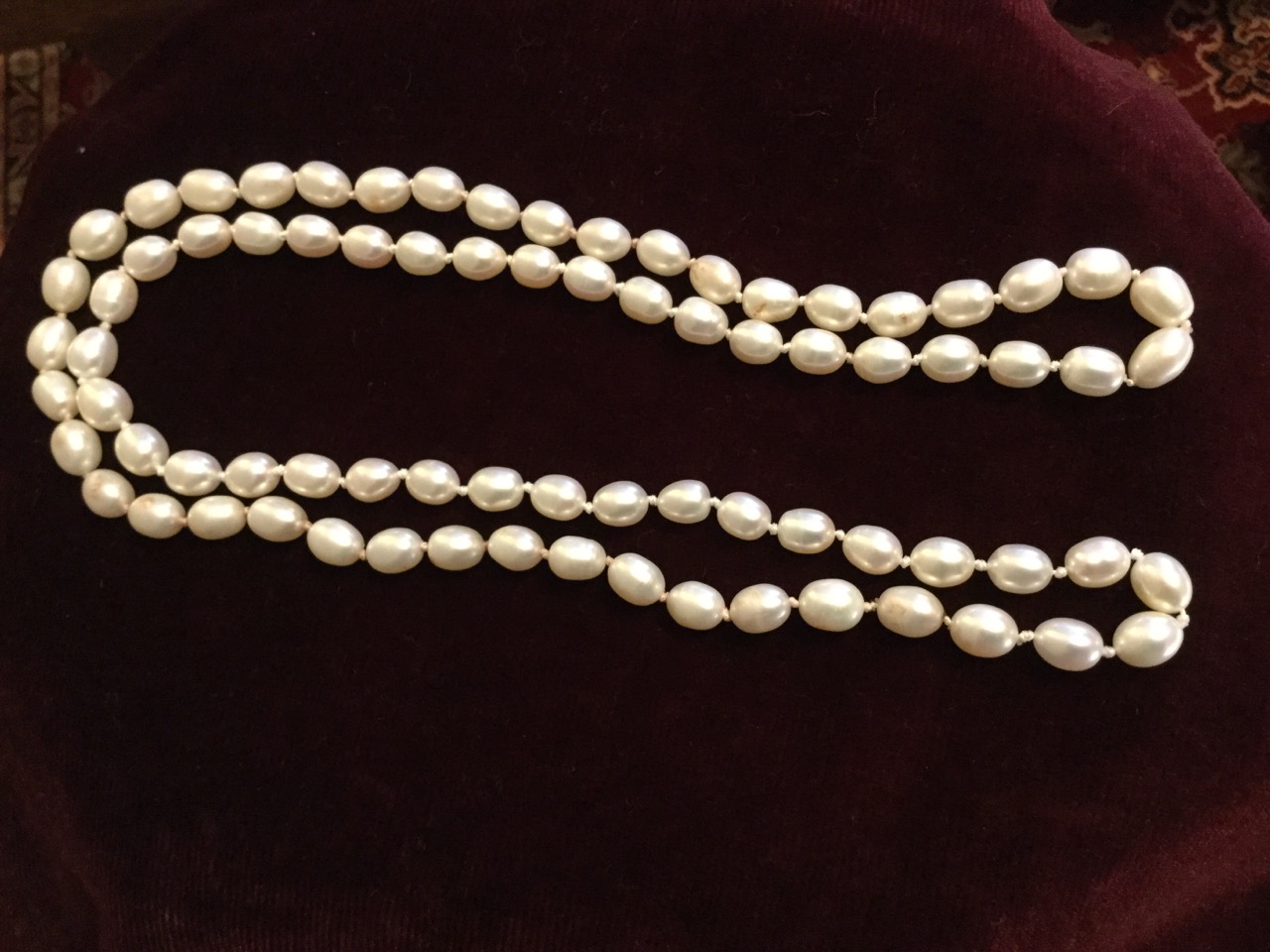 A pearl necklace, with seventy seven individually knotted freshwater pearls. (16in) - Image 3 of 3