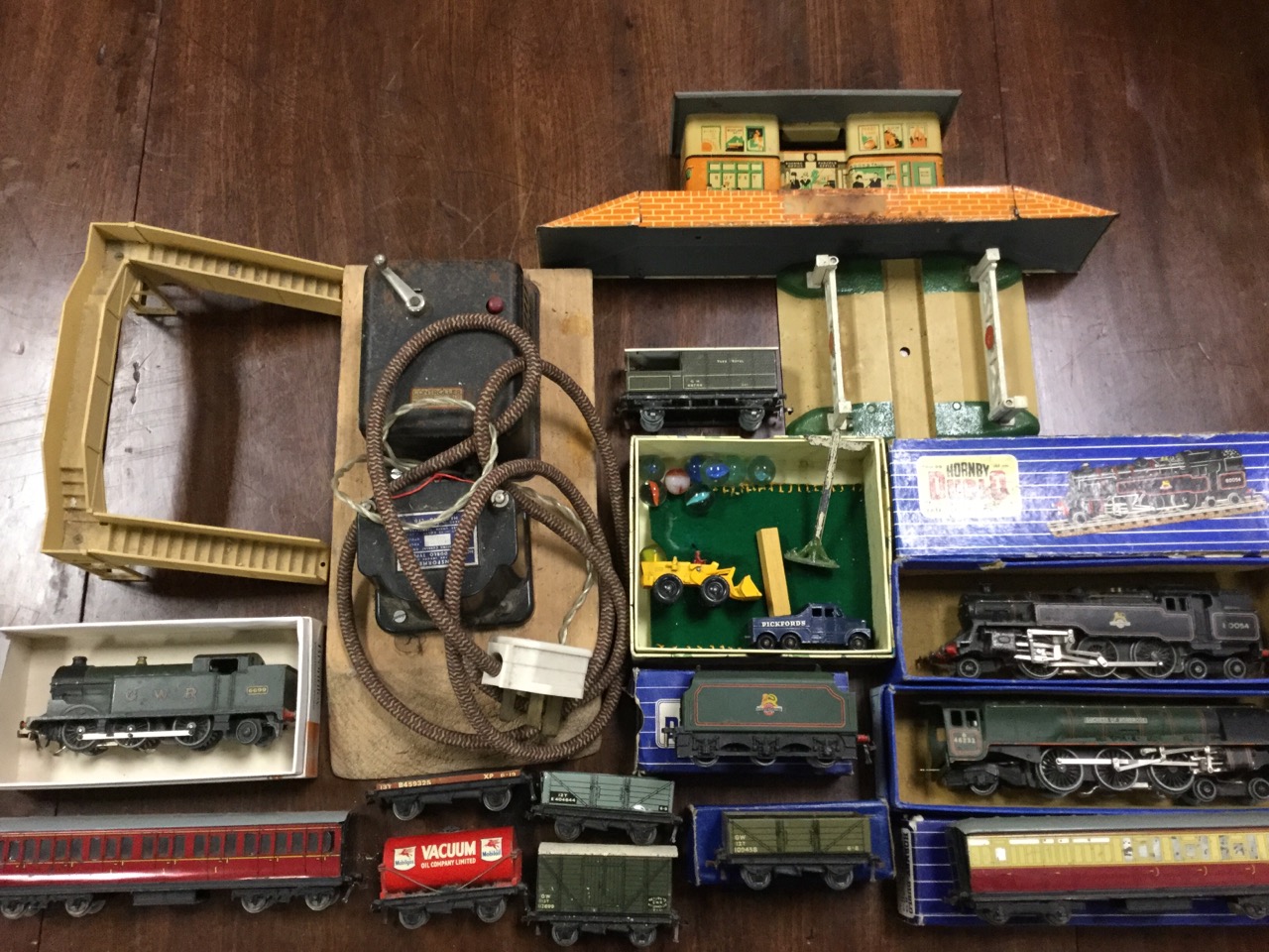 Miscellaneous Hornby Dublo pieces including a boxed Duchess of Montrose engine & tender, a boxed