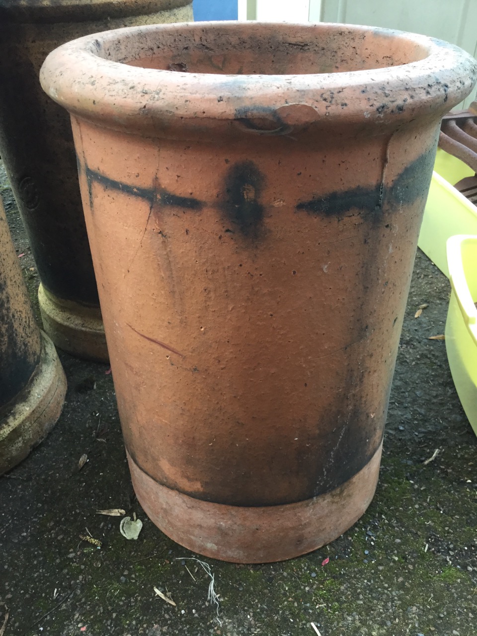A pair of 2ft stoneware tubular chimney pots; and an 18in terracotta chimneypot with moulded rim. ( - Image 4 of 6