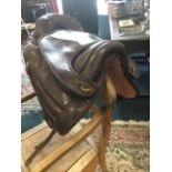 An Italian Torsion 18in treeless general purpose saddle, having knee/thigh rolls, D-rings, padded