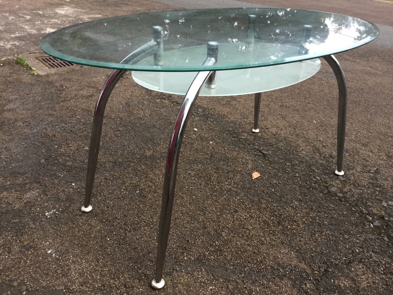 A contemporary oval plate glass dining table, the bevelled top with etched glass undershelf raised - Image 3 of 3