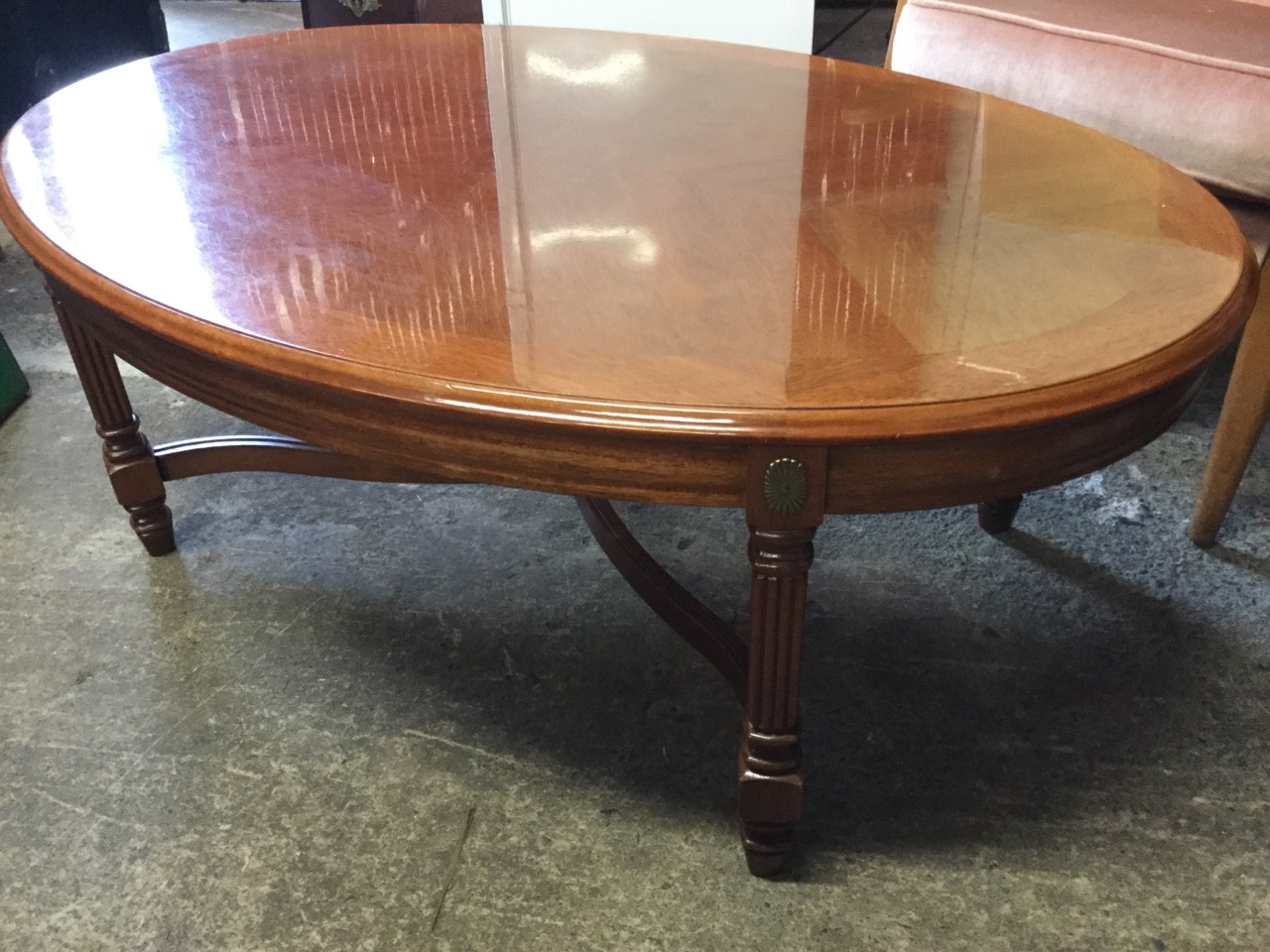 An oval reproduction mahogany coffee table, the quarter veneered crossbanded top above a moulded - Image 3 of 3