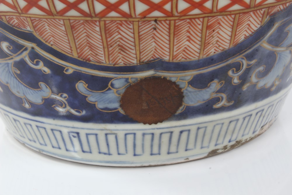 Late 19th century Japanese Imari baluster vase and cover with polychrome enamel bird and shi shi - Image 6 of 11