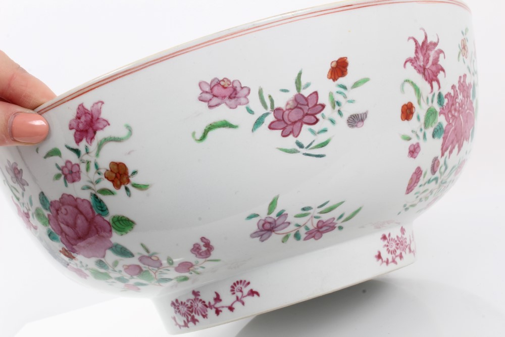 Mid-18th century Chinese export famille rose punch bowl with polychrome floral sprays and scaled - Image 4 of 6