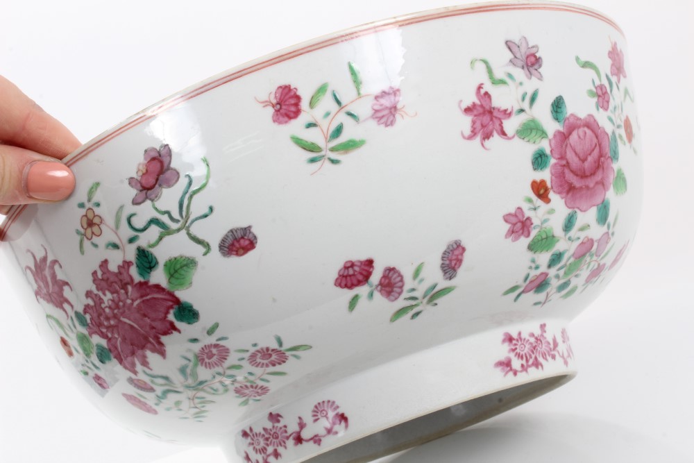 Mid-18th century Chinese export famille rose punch bowl with polychrome floral sprays and scaled - Image 5 of 6