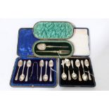 Five plus one George V silver bead edge teaspoons and matching sugar tongs in a fitted case