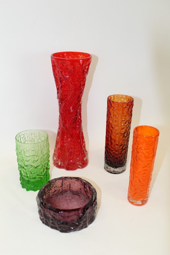 Four Whitefriars-style vases and a circular dish in various colours (5)