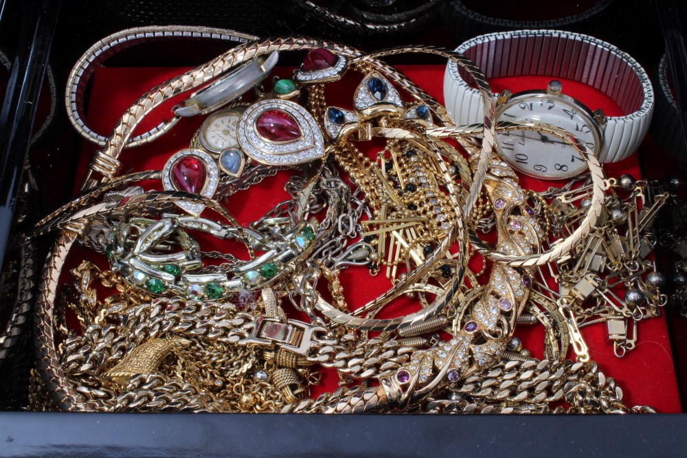 Group of costume jewellery - to include paste set necklaces, earrings and other bijouterie, - Image 3 of 7