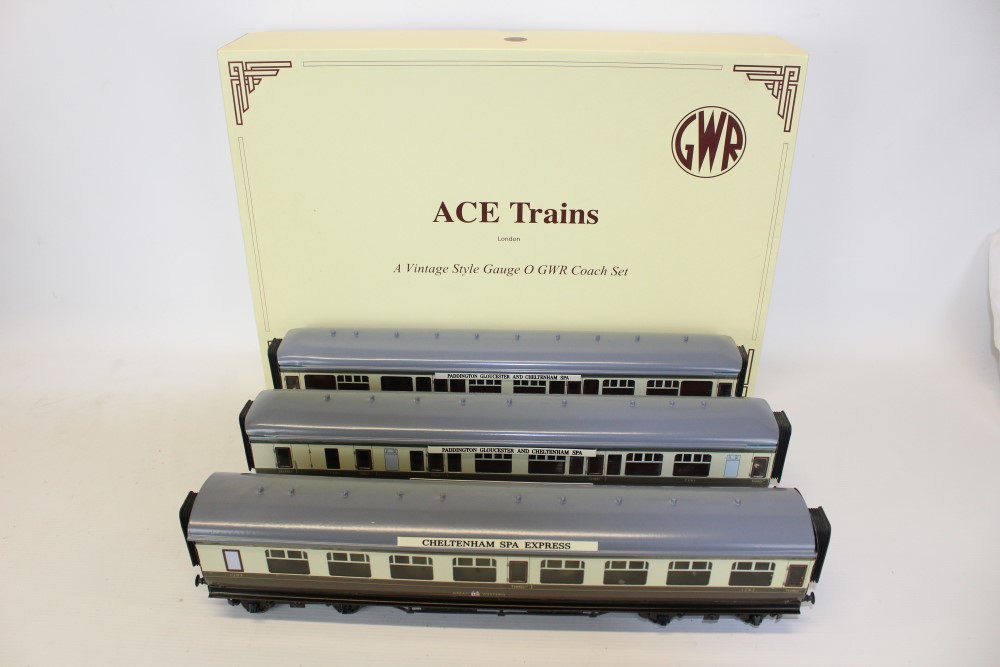 Railway - Ace Trains - vintage-style 0 gauge GWR Coach Set,