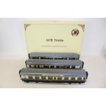 Railway - Ace Trains - vintage-style 0 gauge GWR Coach Set,