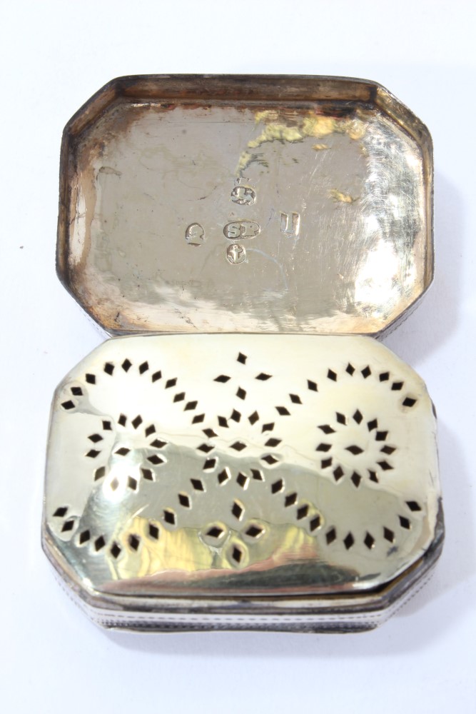 Collection of four George III / early Victorian vinaigrettes and silver pill box - Image 5 of 15