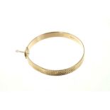 Gold (9ct) hinged bangle with engine-turned decoration