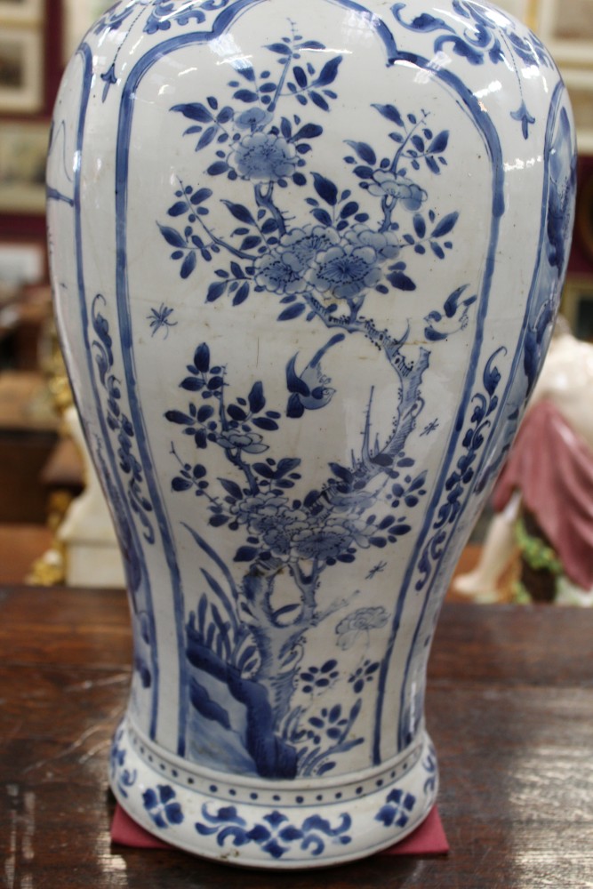 17th century Chinese Kangxi period blue and white vase - Image 9 of 9