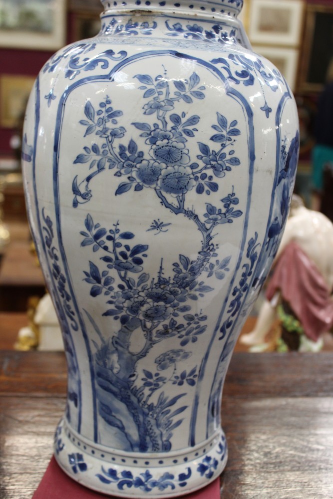 17th century Chinese Kangxi period blue and white vase - Image 7 of 9