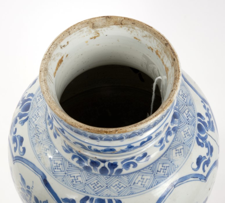 17th century Chinese Kangxi period blue and white vase - Image 3 of 9