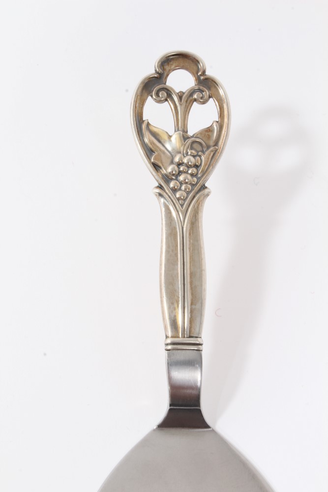Selection of Scandinavian silver serving spoons - Image 10 of 11