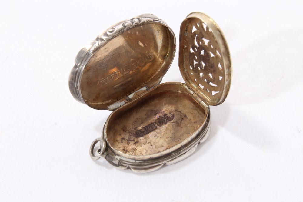 Collection of four George III / early Victorian vinaigrettes and silver pill box - Image 12 of 15